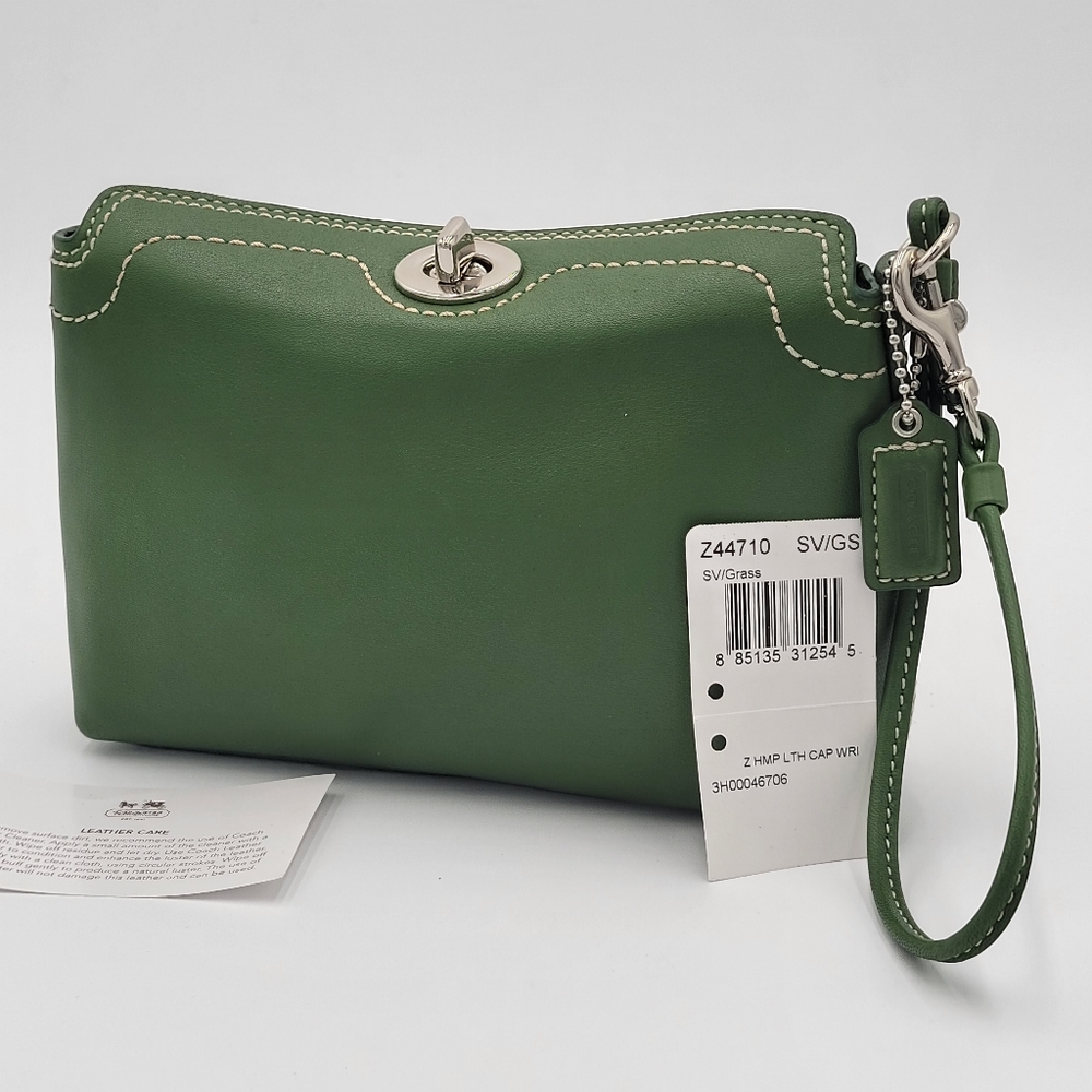 💕NWT 💕 Coach Calf Leather Clutch/Wristlet, Grass